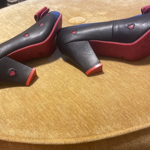 Revisited size 37 pumps with red bows and hearts - Picture 5 of 5